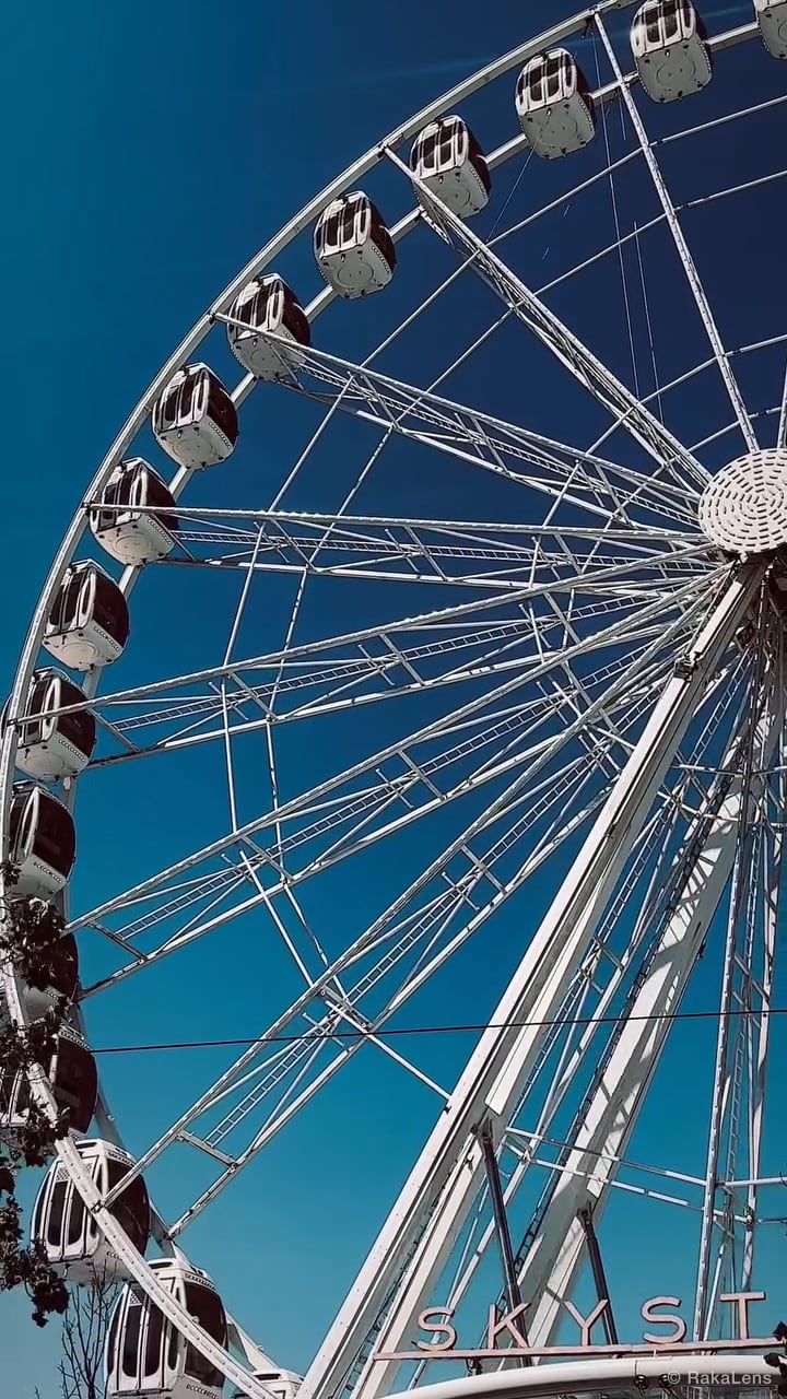 Sky high and city fly at the Giant Wheel